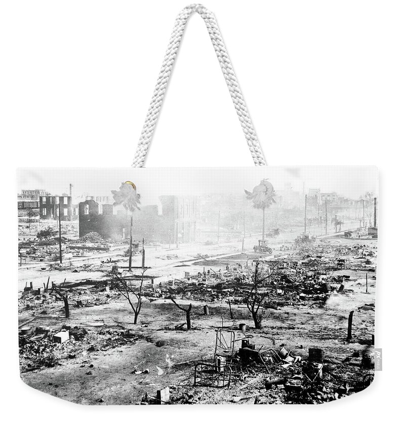 1921 Weekender Tote Bag featuring the photograph Tulsa Race Riot, 1921 by Science Source