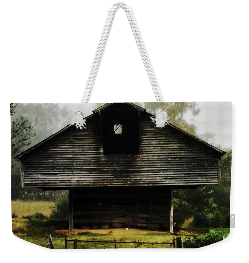 Barn Weekender Tote Bag featuring the photograph Tennessee Barn from the past by Kim Galluzzo Wozniak