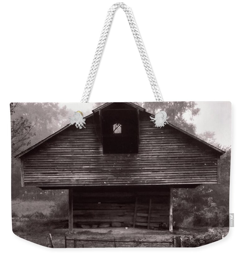 Barn Weekender Tote Bag featuring the photograph A very rare barn in Tennessee by Kim Galluzzo