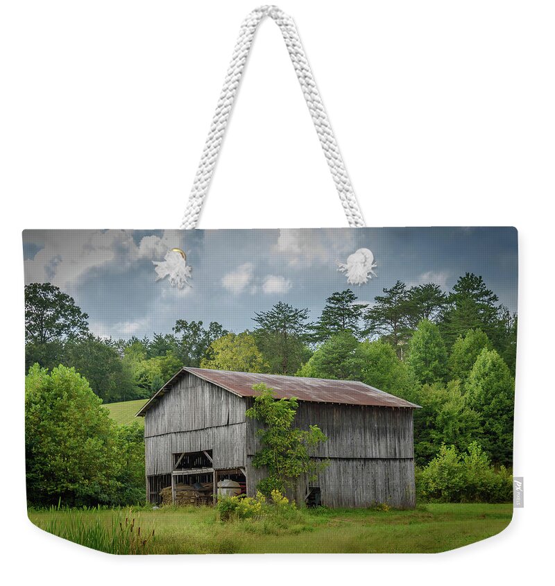 Barns Weekender Tote Bag featuring the photograph Kentucky Barn 9017 by Guy Whiteley