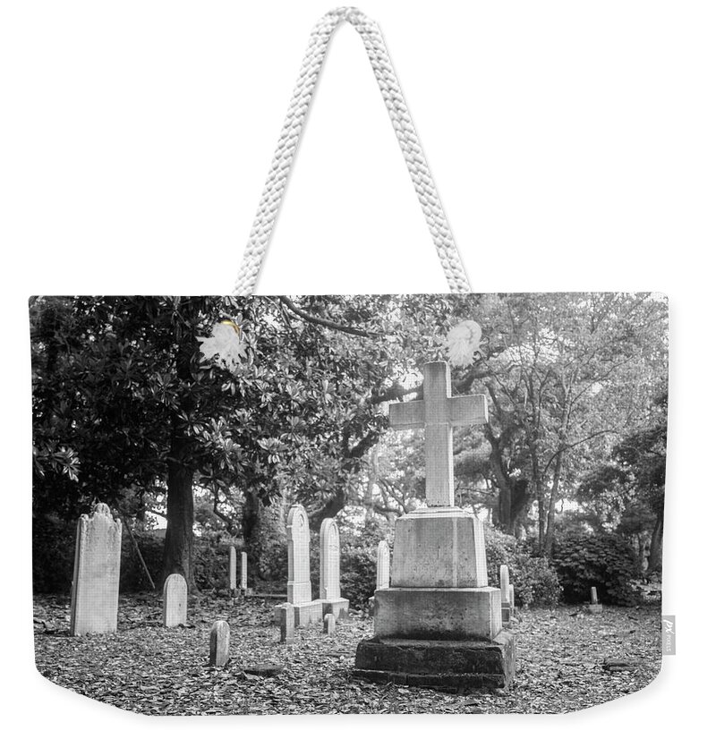 Beaufort Weekender Tote Bag featuring the photograph Old Burying Ground - Beaufort North Carolina by Bob Decker