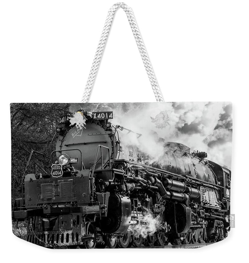 Engine 4014 Weekender Tote Bag featuring the photograph Union Pacific #4014 by James Barber