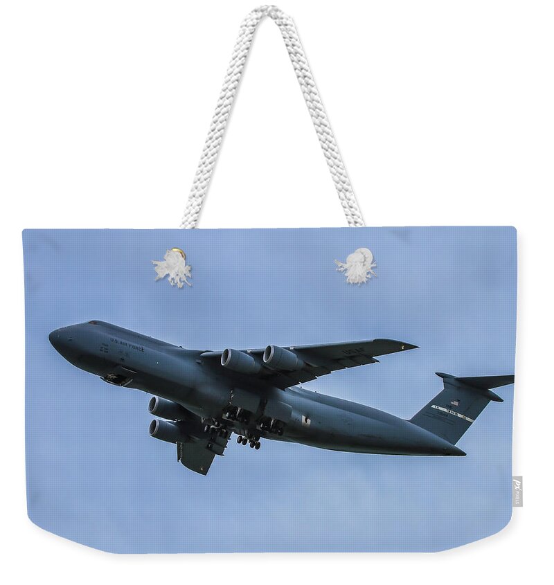 AMC 70044 US Air Force Travis C-5M Super Galaxy Departing Daniel K. Inouye  International Airport Art Weekender Tote Bag