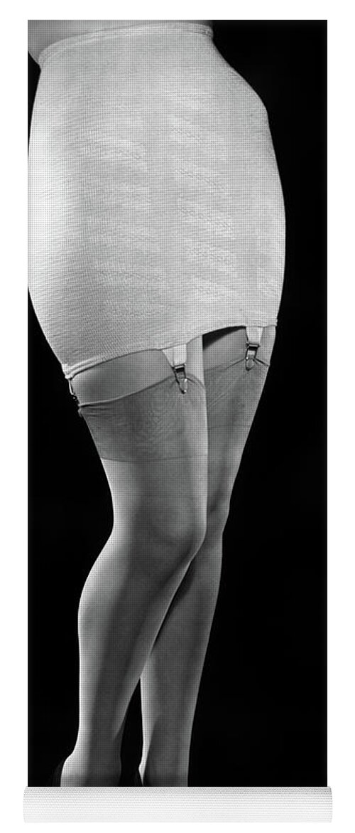 1940s FASHION WOMAN FROM WAIST DOWN WEARING GIRDLE WITH GARTERS