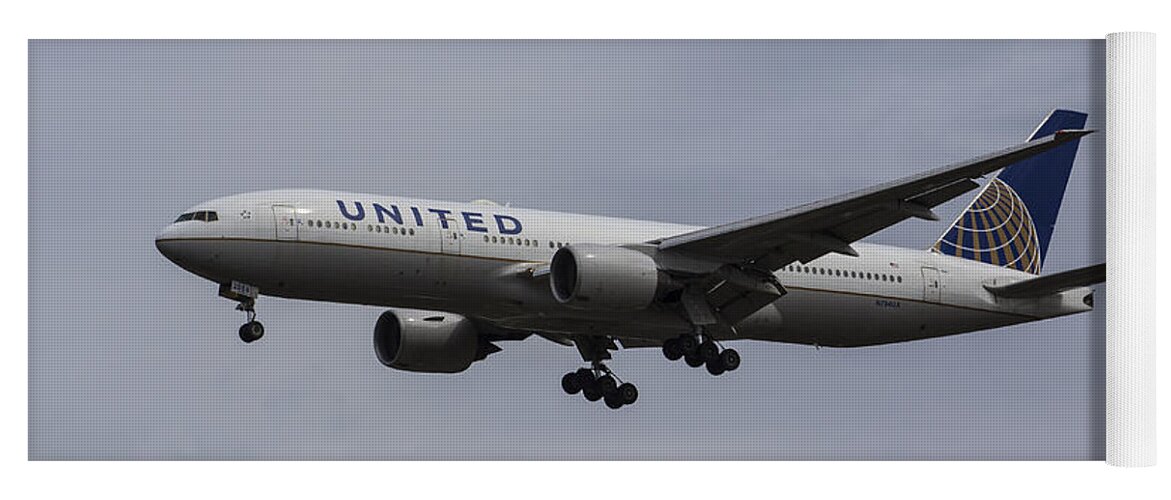 Boeing 777-222 Yoga Mat featuring the photograph United airlines Boeing 777 by David Pyatt