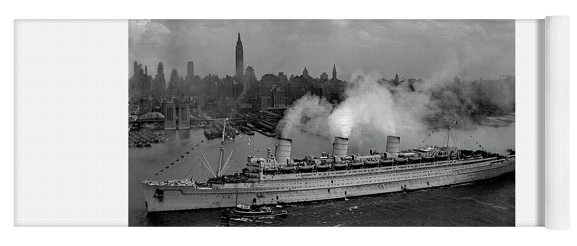 Old Manhattan Yoga Mat featuring the photograph Queen Mary entering New York Harbor, 1945 by Doc Braham