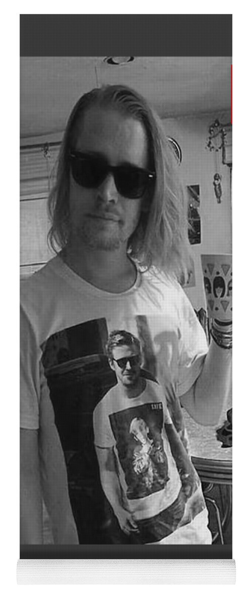 https://render.fineartamerica.com/images/rendered/default/flatrolled/yoga-mat/images/artworkimages/medium/3/macaulay-culkin-and-ryan-gosling-shirt-home-alone-movie-fans-film-fans-shirt-vintage-funny-graphic-t-aurkena-gimenez-transparent.png?&targetx=-326&targety=0&imagewidth=1092&imageheight=1320&modelwidth=440&modelheight=1320&backgroundcolor=3c3c3c&orientation=0&producttype=yogamat
