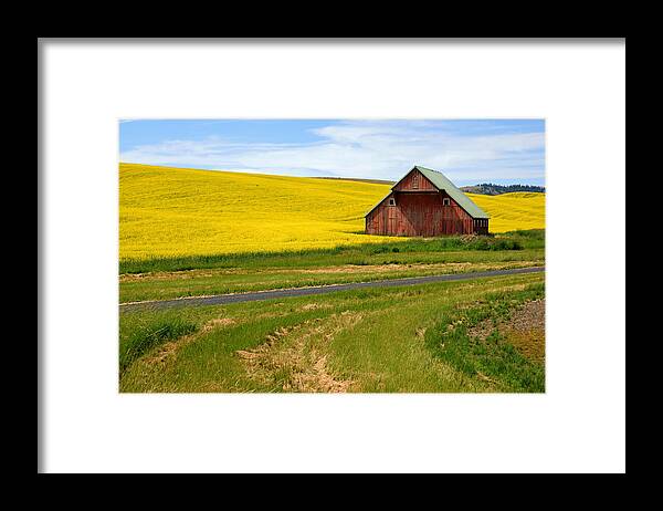 Palouse Framed Print featuring the photograph Barn on the Palouse No.2 by Daniel Woodrum