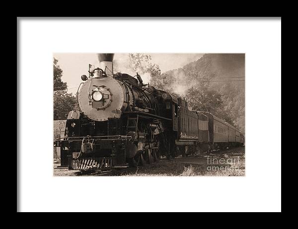 Trains Framed Print featuring the photograph Coming Around The Mountain by Richard Rizzo