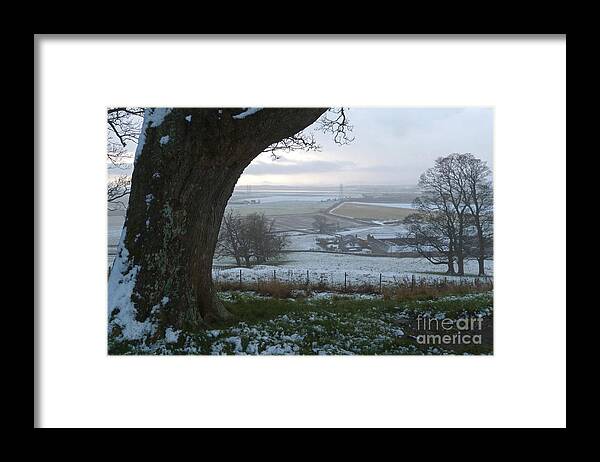 Clackmannan Tower Framed Print featuring the photograph Forth Valley - Winter by Phil Banks