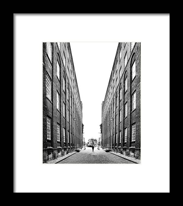 Black And White Framed Print featuring the photograph In the middle by Pedro Fernandez