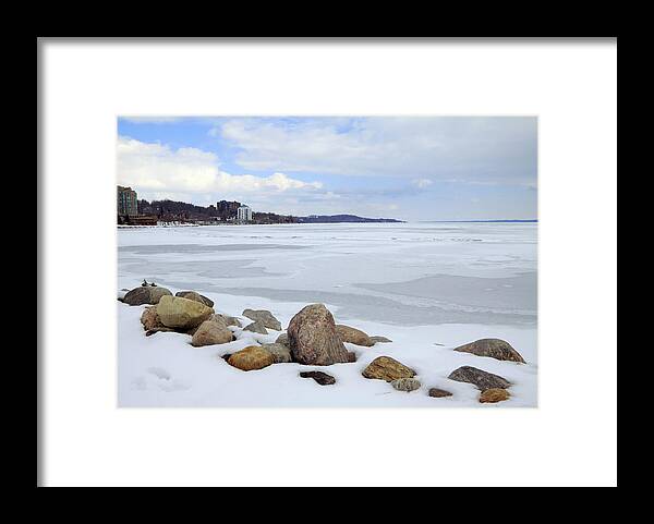 Apartment Framed Print featuring the photograph Kempenfelt Bay by Orchidpoet