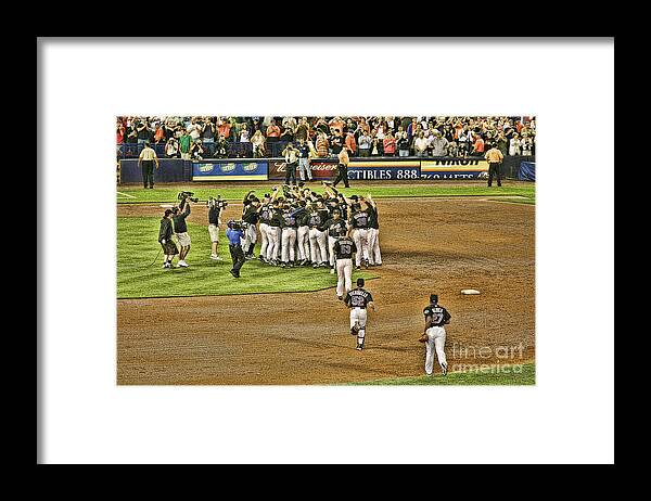  Nyc Framed Print featuring the photograph Mets take NL 2006 by Chuck Kuhn
