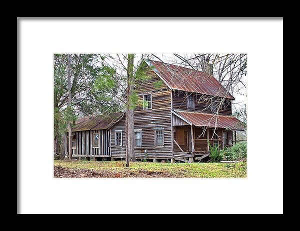 8036 Framed Print featuring the photograph Old Georgia Farmhouse by Gordon Elwell