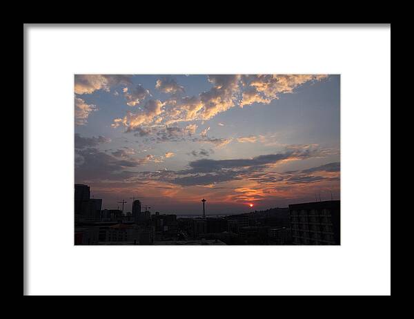 Skyline Framed Print featuring the photograph Skyline Seattle by Suzanne Lorenz