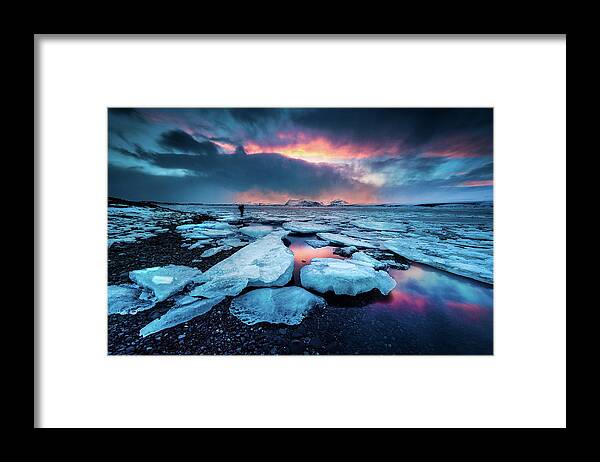 Landscape Framed Print featuring the photograph The Photographer by David Mart?n Cast?n