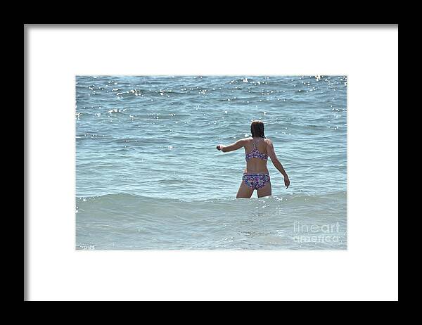 Pacific Framed Print featuring the photograph Entering waves of Pacific Ocean by Yurix Sardinelly