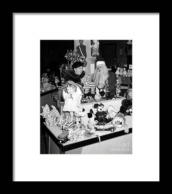 Eleanor Roosevelt Framed Print featuring the photograph First Lady Eleanor Roosevelt And Santa by Science Source