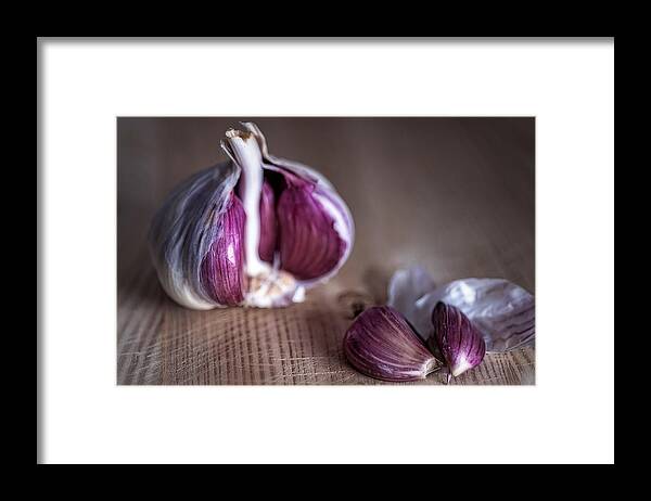Aglio Framed Print featuring the photograph Garlic by Hernan Bua