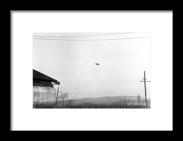 Science Framed Print featuring the photograph Mcminnville Ufo Sighting, 1950 by Science Source