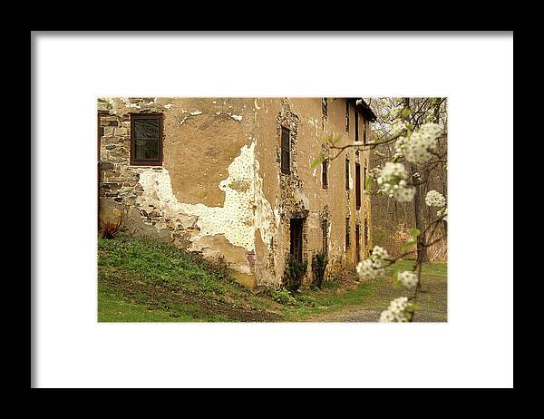 Pennsylvania Framed Print featuring the photograph Old house in Pennsylvania by Emanuel Tanjala