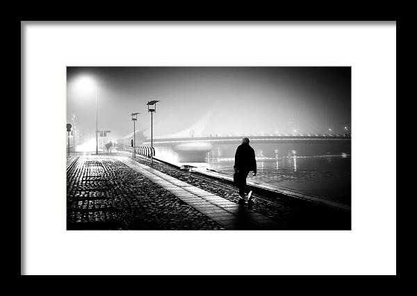 35mm Framed Print featuring the photograph The photographer - Dublin, Ireland - Black and white street photography by Giuseppe Milo