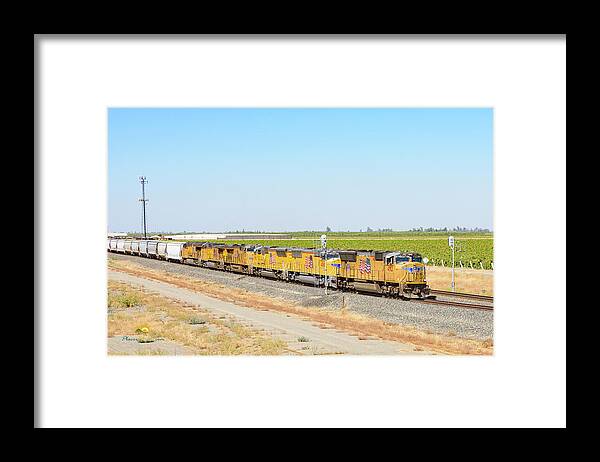 Freight Trains Framed Print featuring the photograph Up4912 by Jim Thompson