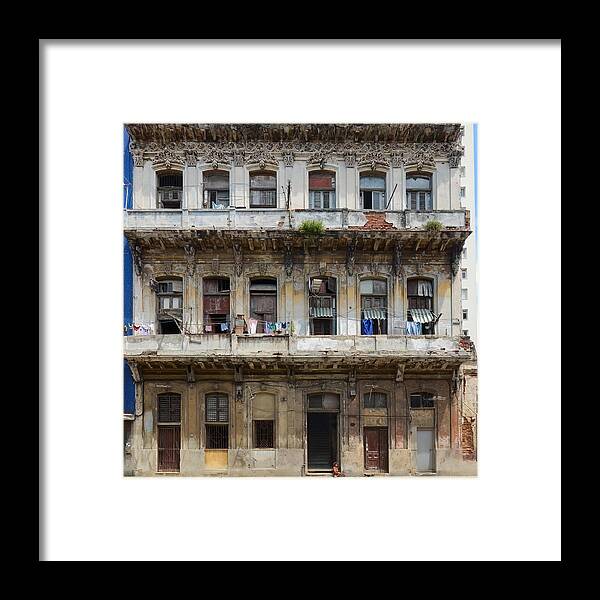 House Framed Print featuring the photograph A House In Havana. #1 by Itzik Einhorn