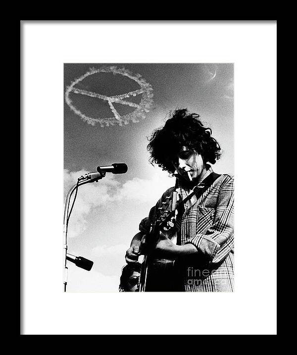 Young Men Framed Print featuring the photograph Arlo Guthrie Performing Live At Tufts by Bettmann