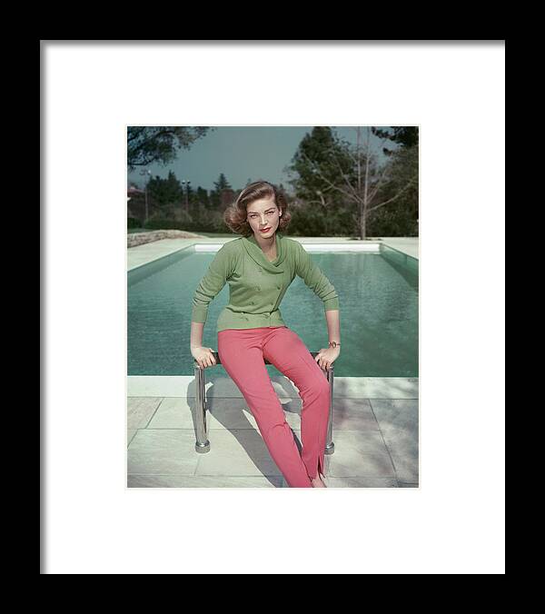 People Framed Print featuring the photograph Bacall By The Pool by Hulton Archive