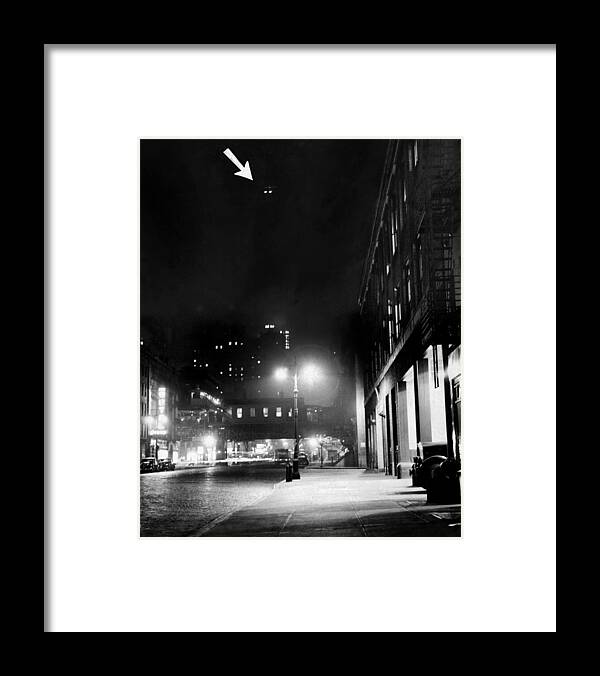 Vertical Framed Print featuring the photograph Empire State Building Is Blacked Out by New York Daily News Archive