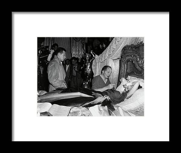 Billy Wilder Framed Print featuring the photograph GLORIA SWANSON , WILLIAM HOLDEN and BILLY WILDER in SUNSET BLVD. -1950-. by Album