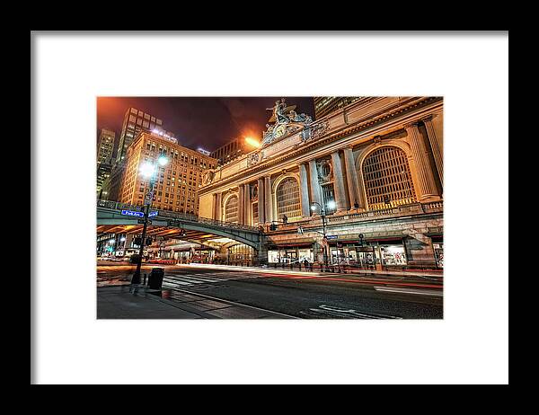 Statue Framed Print featuring the photograph Grand Central Station by Daniel Chui