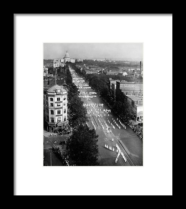 1920s Framed Print featuring the photograph Kkk March On Washington, Dc, 1926 by Science Source