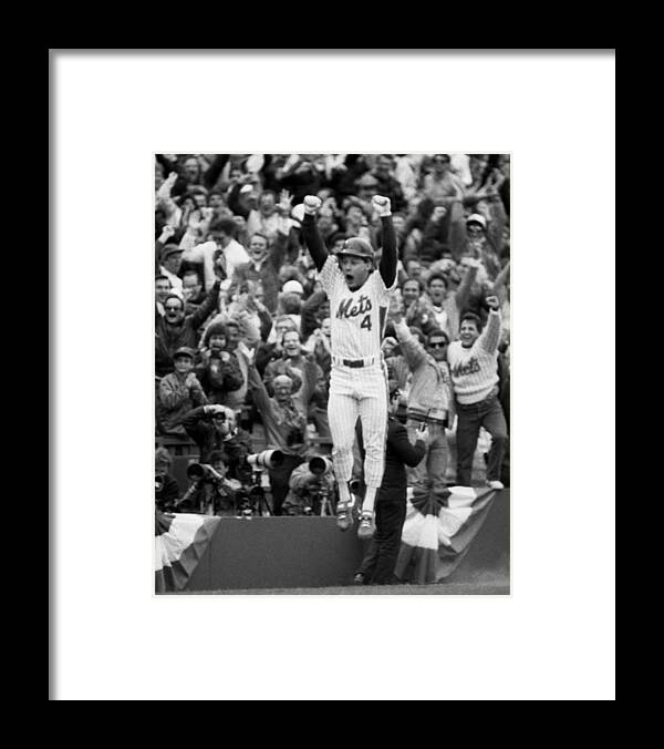 Playoffs Framed Print featuring the photograph Lenny Dysktra by New York Daily News Archive