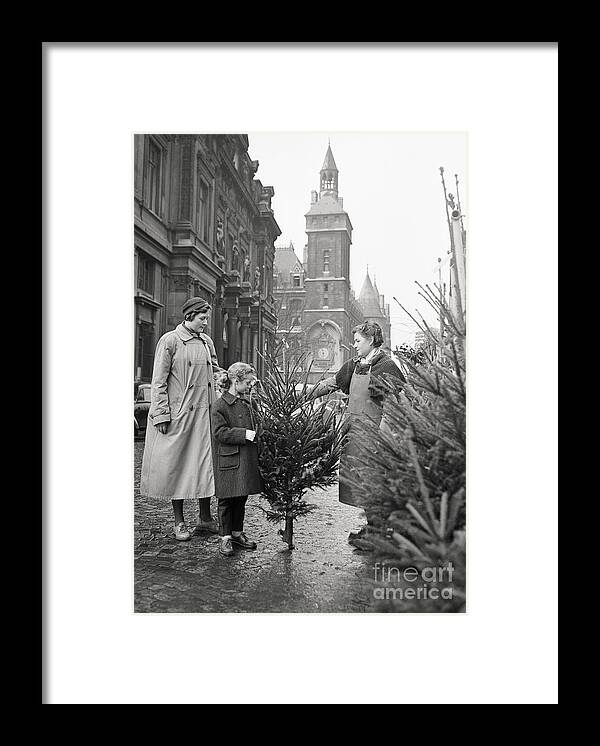 Mid Adult Women Framed Print featuring the photograph Mother And Daughter 8-9 Shopping by Bettmann