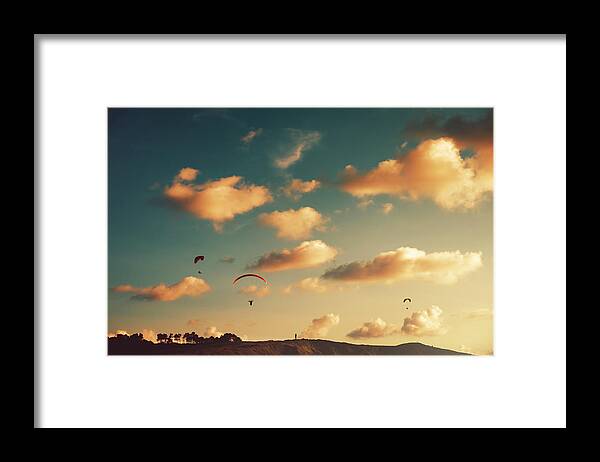Parachuting Framed Print featuring the photograph Quan Bufin Temps I Vents by By Ibai Acevedo
