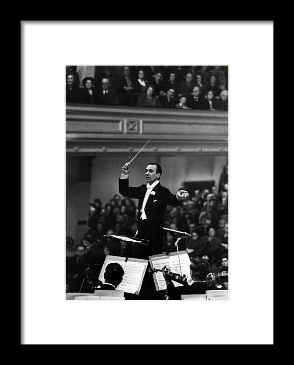 Crowd Framed Print featuring the photograph Sargent And Halle by Erich Auerbach