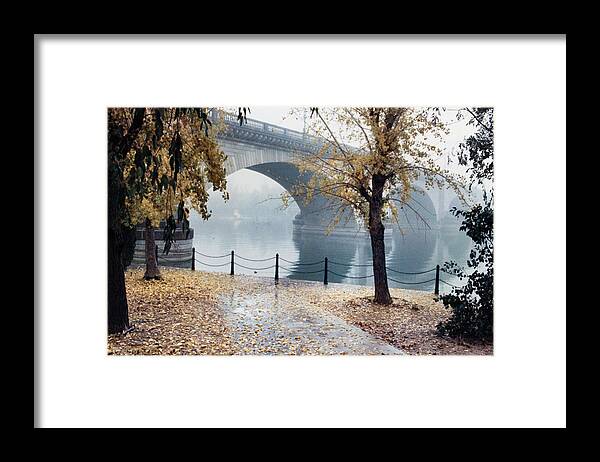London Bridge Framed Print featuring the photograph London Bridge Fog 090885-8n by Tam Ryan