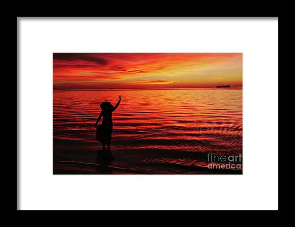 Twilight Framed Print featuring the photograph Bye bye another day by On da Raks
