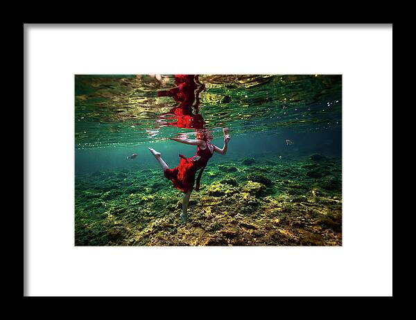 Underwater Framed Print featuring the photograph Dancing by Gemma Silvestre