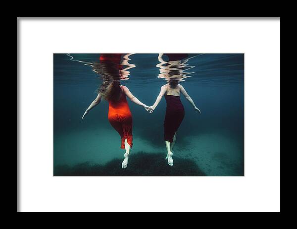 Underwater Framed Print featuring the photograph Friendship by Gemma Silvestre