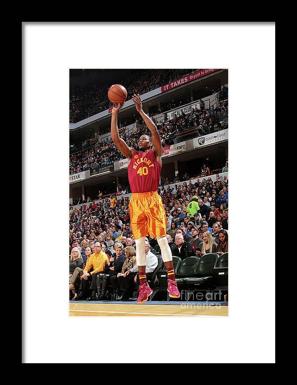 Nba Pro Basketball Framed Print featuring the photograph Glenn Robinson by Ron Hoskins