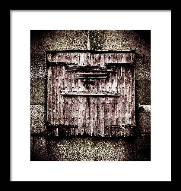  Framed Print featuring the photograph Looking around-239 by Emilio Arostegui