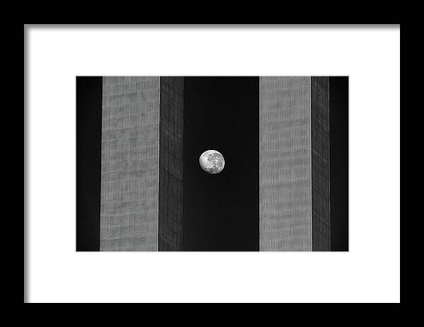 Moon Framed Print featuring the photograph Melbourne moonrise by Leigh Henningham