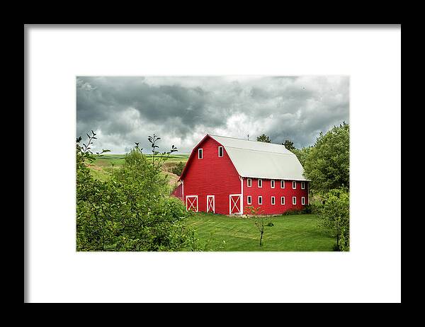 Farm Framed Print featuring the photograph Palouse Barn by Bob Cournoyer