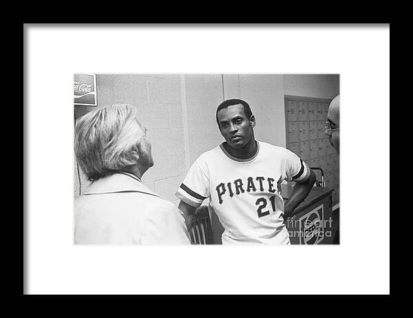 People Framed Print featuring the photograph Roberto Clemente by Morris Berman