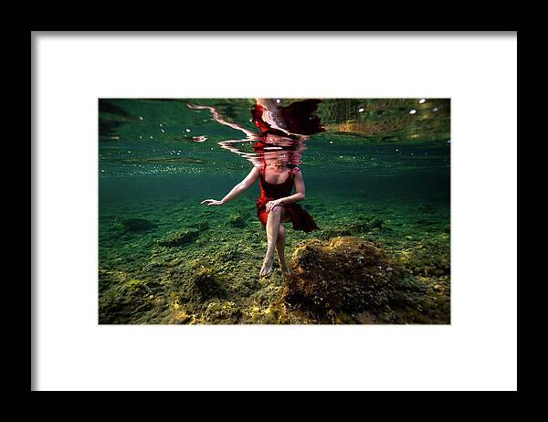 Underwater Framed Print featuring the photograph Sitting by Gemma Silvestre
