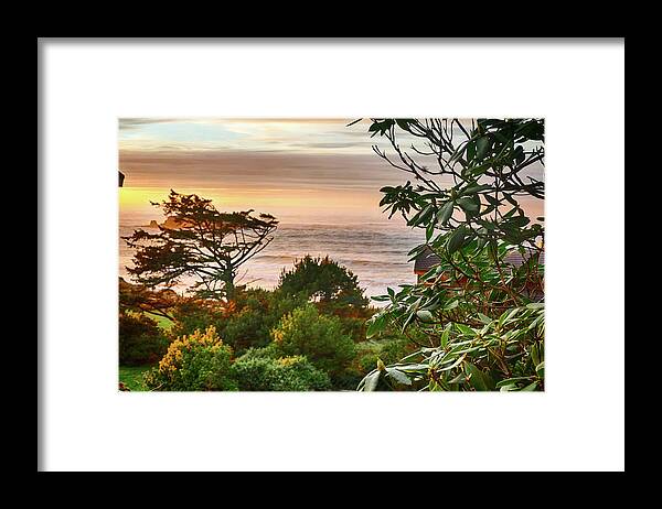 Heavy Framed Print featuring the photograph Sunset on the Pacific Ocean by Steve Estvanik