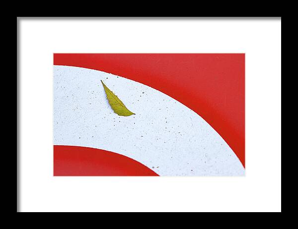 White Curve Framed Print featuring the photograph The White Curve by Prakash Ghai